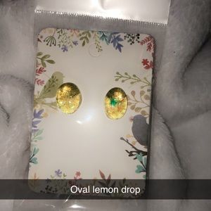 Oval yellow stud earrings